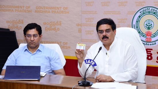 ఈ క్యూఆర్ కోడ్ స్మార్టు కార్డులు అమల్లోకి వచ్చిన తదుపరి రాష్ట్ర వ్యాప్తంగానున్న 26,796 రేషన్  షాపుల్లో రేషన్ పొందవచ్చని మంత్రి మనోహన్ చెప్పారు. ప్రతి నెలా 1 నుండి 15 వ తేదీ వరకు  ఉదయం 8.00 గంటల నుండి మద్యాహ్నం 12.00 గంటల వరకు మరియు సాయంత్రం 4.00 గంటల నుండి రాత్రి 8.00 గంటల వరకు  రేషన్ సరుకులు పంపణీ చేయడం జరుగుతుందనితెలిపారు. అయితే 65 సంవత్సరాలు పైబడిన వృద్దులకు, ప్రభుత్వం పింఛన్లు పొందే దివ్యాంగులకు 26 నుండి 30 వ తేదీ వరకు వారి ఇంటి వద్దే రేషన్ సరుకులను  గత మూడు  మాసాల నుండి పంపిణీ చేయడం చేస్తున్నామని వివరించారు. ఈ నూతన స్మార్టు రేషన్ కార్డులను లబ్దిదారులు అందరూ సద్వినియోగం చేసుకోవాలని ఆయన కోరారు.  