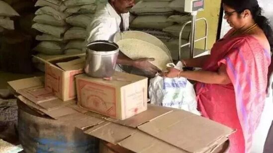 ఈ ప్రక్రియ ద్వారా నూతనంగా 9,87,644 మంది తమ పేర్లను నమోదు చేసుకోవడం జరిగిందని మంత్రి వివరించారు, వీరితో కలుపుకుని లబ్దిదారుల సంఖ్య 4,29,79,897 కు చేరుకోవడం జరిగిందన్నారు. వీరిలో 2,68,23,200 మందికి కేంద్ర ప్రభుత్వం, 1,61,56,697 మందికి రాష్ట్ర ప్రభుత్వం రేషన్ అందజేయనున్నట్లు ఆయన తెలిపారు. తద్వారా   రాష్ట్రంలో రైస్ కార్డుల సంఖ్య  1,45,97,486 కు చేరుకుందని చెప్పారు.