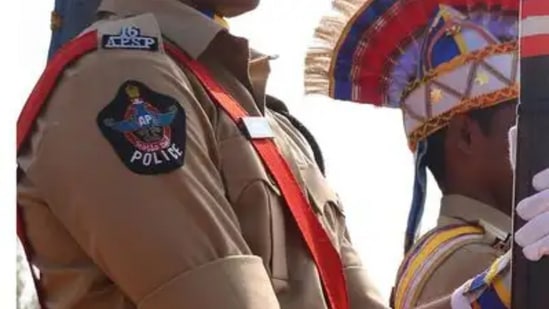 ఆంధ్రప్రదేశ్ పోలీస్ కానిస్టేబుల్ ఫలితాలను జూలై 30వ తేదీకి వాయిదా వేసినట్లు ప్రభుత్వ వర్గాలు తెలిపాయి. ఈరోజు జూలై 29న ప్రకటించాలని భావించినప్పటికీ జాబితాను ఖరారు చేసే ముందు మరోసారి సమీక్ష నిర్వహించాలని పోలీస్ రిక్రూట్‌మెంట్ బోర్డు నిర్ణయించింది.