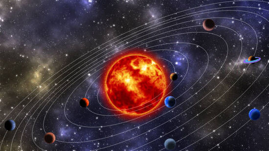 సూర్యుడు ప్రతి 30 రోజులకు ఒకసారి తన రాశిని మారుస్తాడు. ఈ గ్రహ మార్పు మానవ జీవితంలోని అన్ని అంశాలను ప్రభావితం చేస్తుంది. అంటే వృత్తి, ఆరోగ్యం, వివాహం, కుటుంబం, పని, వ్యాపారం, శ్రేయస్సు. ఆగస్టు 17, 2025న సూర్యుడు సింహరాశిలో సంచారం చేయబోతున్నాడు. ఆగస్టులో జరిగే సూర్య సంచారము కారణంగా 3 రాశులు అదృష్టాన్ని చూస్తాయి.