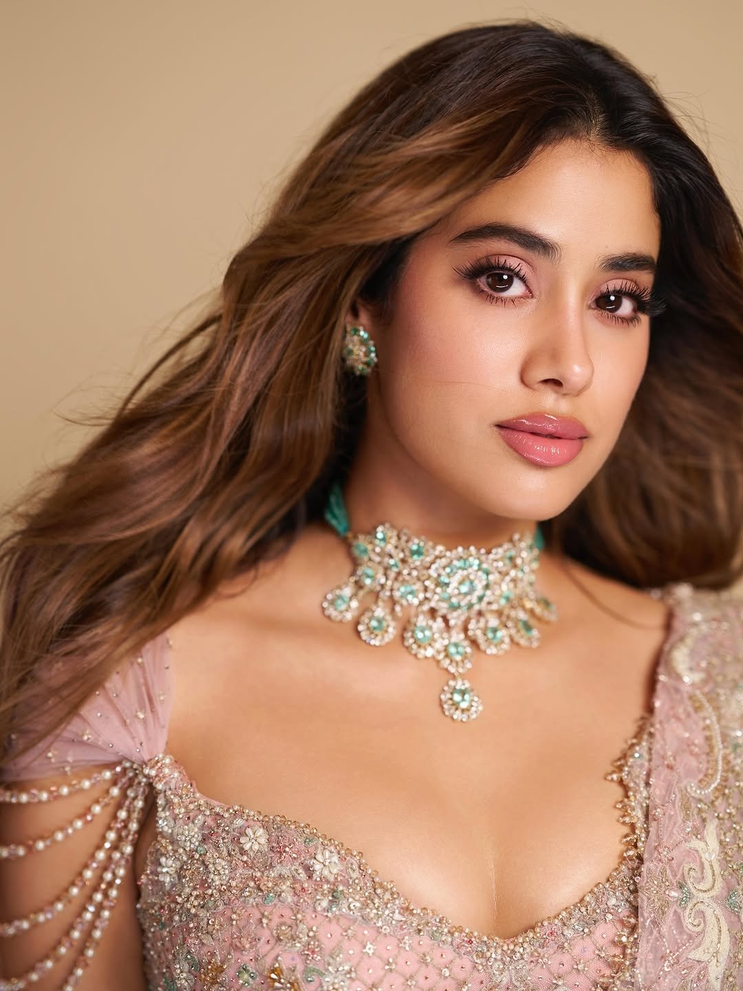 లేటెస్ట్ గా జాన్వీ కపూర్ ఇన్ స్టాగ్రామ్ లో పోస్టు చేసిన పిక్స్ వైరల్ గా మారాయి. ఫ్యాషన్ షోలో ర్యాంప్ వాక్ చేసింది ఈ ముద్దుగుమ్మ. 