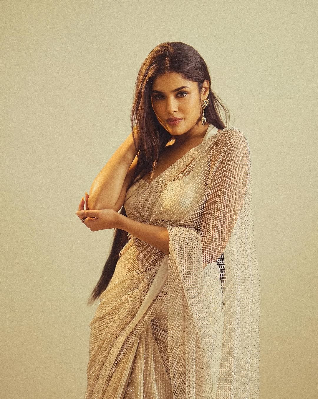 మత్స్యకన్య వైబ్ అనే క్యాప్షన్ లో ఈ ఫొటోలను పోస్టు చేసింది ఈ హాట్ బ్యూటీ. వీటికి ఫ్యాన్స్ లవ్, ఫైర్ ఎమోజీలు కామెంట్లుగా పెడుతున్నారు. 