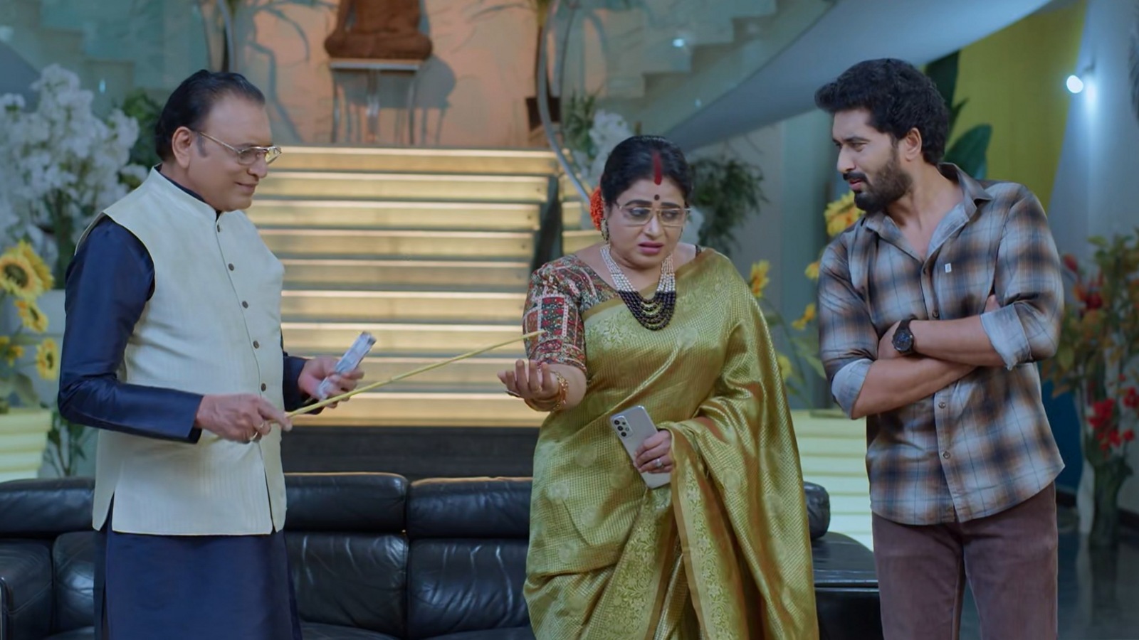 కార్తీక్ దీపం 2 టుడే ఎపిసోడ్: పారు తిక్క కుదిర్చిన కార్తీక్.. దొంగతనం చేసిందని బెత్తంతో కొట్టిన శివన్నారాయణ.. రివేంజ్