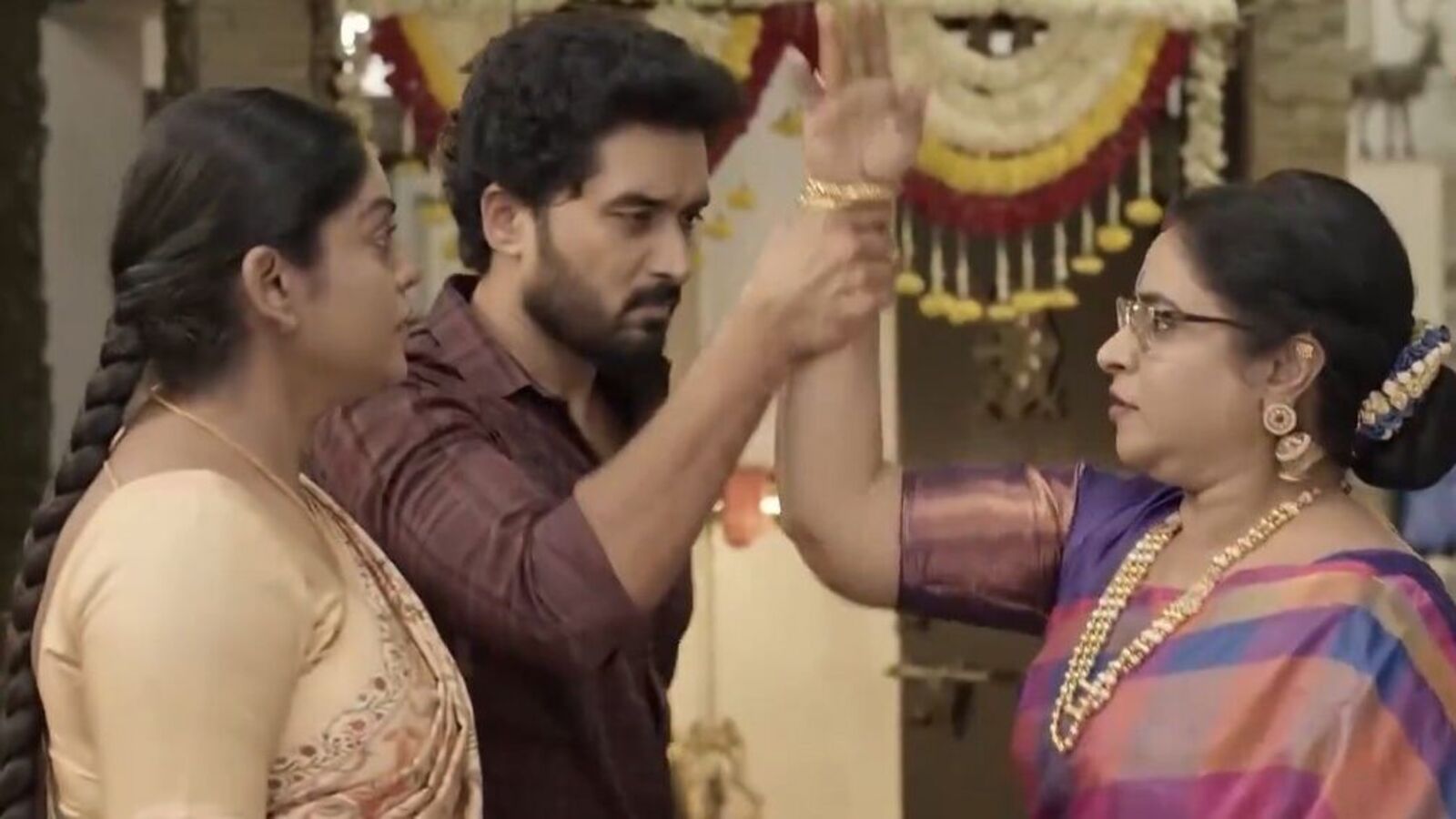 కార్తీకదీపం 2 మరింత పైకి.. మళ్లీ మారిన రెండో స్థానం.. దుమ్ము రేపిన జీ తెలుగు సీరియల్.. లేటెస్ట్ టీఆర్పీ రేటింగ్స్ ఇవీ