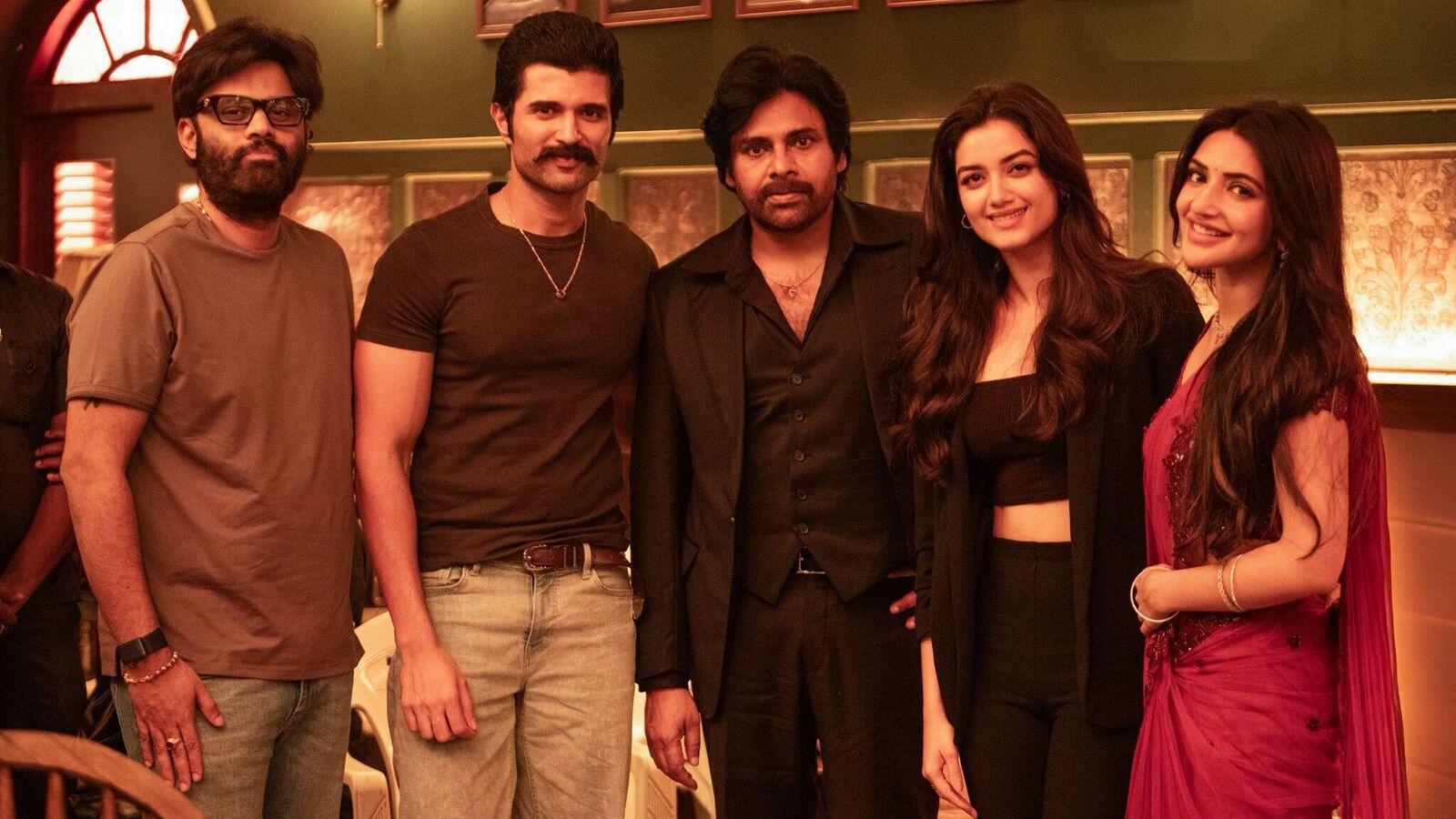 ఉస్తాద్తో రౌడీ బాయ్ విజయ్ దేవరకొండ.. పవన్ కల్యాణ్ బ్లెస్సింగ్స్ తీసుకున్న కింగ్డమ్ టీమ్.. ఫొటో వైరల్