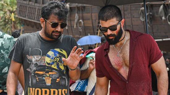 కింగ్డమ్ సినిమా బడ్జెట్ రూ.130 కోట్లు అని టాక్. డైరెక్టర్ గౌతమ్ తిన్ననూరి రూ.7 కోట్లు తీసుకున్నాడని సమాచారం. 