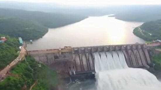 హైదరాబాద్‌లోలోని పర్యాటక భవన్ నుంచి 8:30 గంటలకు బస్సు బయలుదేరుతుంది. భోజనం త‌ర్వాత మార్గమధ్యంలో సాక్షి గణపతి ఆలయాన్ని ద‌ర్శించుకుంటారు. సాయంత్రం 5:00 గంటలకు శ్రీశైలం చేరుకుని.. బస కోసం నేరుగా హోటల్‌కు వెళ‌తారు. శ్రీశైలంలోనే రాత్రి బ‌స ఉంటుంది. 