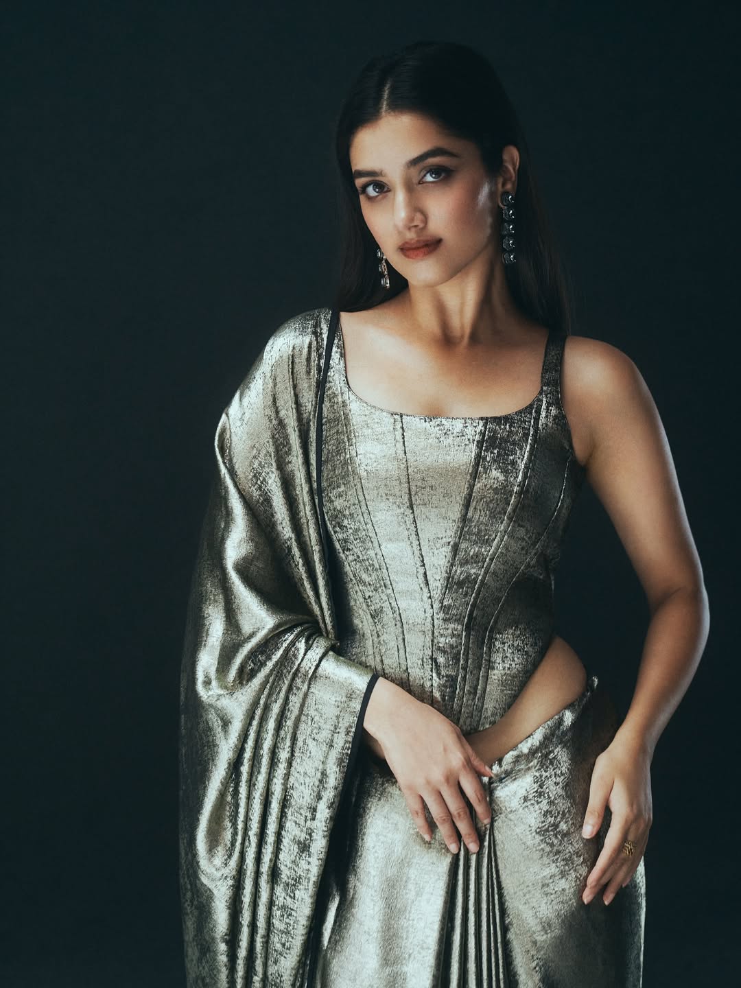 తెలుగులో వరుసగా సినిమాలు చేస్తున్న భాగ్యశ్రీ బోర్సే కెరీర్ గ్రాఫ్.. కింగ్డమ్ విజయంతో మరో స్థాయికి చేరడం ఖాయం. ఈ మూవీ కోసం ఆమె రూ.కోటి రూపాయాలు తీసుకుందని సమాచారం. 