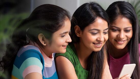 ఎక్స్‌లో ఈ మేరకు బీఎస్ఎన్ఎల్ ట్వీట్ చేసింది. బీఎస్ఎన్ఎల్ ఈ ప్లాన్‌లోని వినియోగదారులకు అపరిమిత వాయిస్ కాల్‌లతో పాటు ప్రతిరోజూ 100 ఉచిత ఎస్ఎంఎస్‌లను అందిస్తోంది. దీనితో పాటు ప్యాక్‌లో 2జీబీ రోజువారీ డేటా కూడా ఇస్తారు.