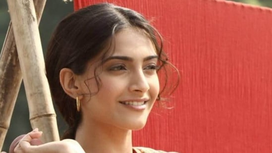 ఐఎండీబీ రేటింగ్ - ఈ సినిమాకు ఐఎండీబీ రేటింగ్ 8.2గా ఉంది. ఈ సినిమాను అమెజాన్ ప్రైమ్ వీడియోలో చూడొచ్చు. యూట్యూబ్ లోనూ రెంట్ విధానంలో అందుబాటులో ఉంది.