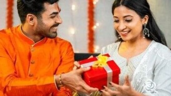 సోదర సోదరీమణుల ప్రేమ, విశ్వాసంతో ముడిపడిన రక్షా బంధన్ పండుగను ఈ ఏడాది ఆగస్టు 9న జరుపుకోనున్నారు. సోదరీమణులు ఈ రోజున సోదరుడి మణికట్టుపై ప్రేమ మరియు ఆశీర్వాదాల దారాన్ని కడతారు, అప్పుడు సోదరుడు కూడా జీవితాంతం రక్షణ కల్పిస్తామని వాగ్దానంతో సోదరికి ఒక అందమైన బహుమతి ఇస్తాడు. మారుతున్న కాలానికి అనుగుణంగా రాఖీ పండుగ జరుపుకునే విధానం మాత్రమే కాదు, రక్షా బంధన్ గిఫ్ట్ ఆప్షన్లు కూడా మారిపోయాయి. అయితే రాఖీ పండుగను మీ సోదరికి కూడా పవిత్రంగా చేయడానికి, రక్షాబంధన్ రోజున మరచిపోయిన తర్వాత కూడా సోదరికి 7 వస్తువులను బహుమతిగా ఇవ్వకూడదో మీకు తెలుసా. అవేంటో తెలుసుకుందాం. పిక్ క్రెడిట్: చాట్ స్టాక్
