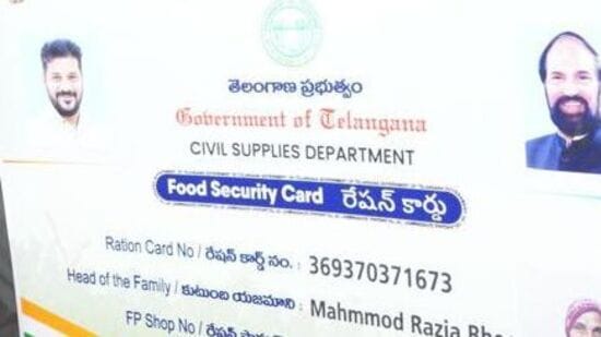 రాష్ట్రంలో కాంగ్రెస్ ప్రభుత్వం ఏర్పాటైన తర్వాత…రేషన్ కార్డులపై దృష్టి పెట్టిన సంగతి తెలిసిందే. అయితే ఈ కార్డులు స్మార్ట్ కార్డుల రూపంలో ఇవ్వాలని కూడా నిర్ణయించింది. ఇప్పటికే కసరత్తు కూడా పూర్తి చేసింది.కొత్త రేషన్ కార్డుల రూపకల్పన కోసం ఇప్పటికే డిజైన్లను కూడా ఖరారు చేసింది. 