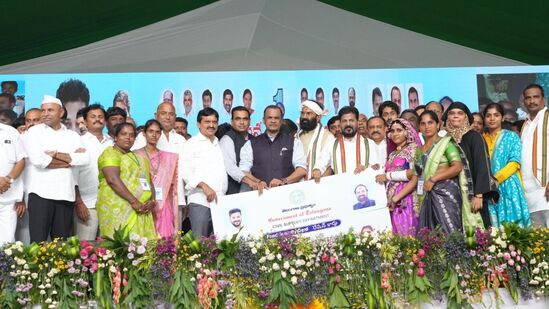 తెలంగాణలో కొత్త రేషన్ కార్డుల పంపిణీ ప్రారంభమైన సంగతి తెలిసిందే.  ఆగస్టు 10వ తేదీ వరకు వీటిని తీసుకోవచ్చు. ప్రజాప్రతినిధులు, అధికారుల చేతుల మీదుగా వీటిని లబ్ధిదారులకు అందజేస్తున్నారు. 