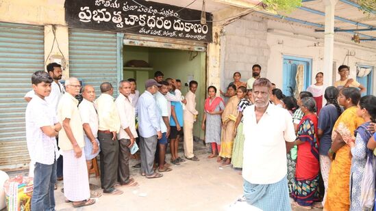 ఇక రాష్ట్రంలో రేషన్ కార్డుల మంజూరు ప్రక్రియ నిరంతరంగా కొనసాగుతుందని ప్రభుత్వం ప్రకటించిన సంగతి తెలిసిందే. మీసేవా కేంద్రాల్లో దరఖాస్తు చేసుకునే వీలు ఉంటుంది. ఇది కాకుండా ప్రజాపాలనలోనూ తీసుకుంటారు. మీ వివరాలను పరిశీలించి.. అర్హత ఉంటే కార్డును వెంటనే మంజూరు చేస్తారు. అంతేకాకుండా… కుటుంబ సభ్యుల పేర్లు జోడింపు ప్రక్రియ కూడా వేగంగా చేస్తున్నారు..