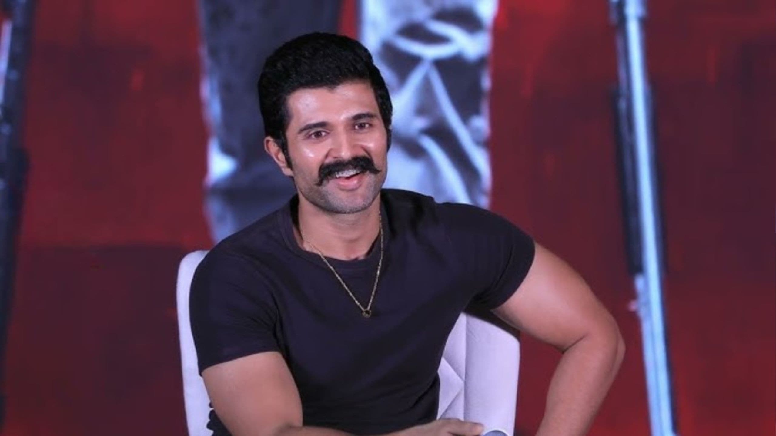 తెలుగుతోపాటు అమెరికా ఆడియెన్స్‌ను కలుస్తా.. మొదట భయపడ్డాను, కానీ.. జూనియర్  ఎన్టీఆర్‌పై విజయ్ దేవరకొండ కామెంట్స్-vijay devarakonda comments on telugu  us ...