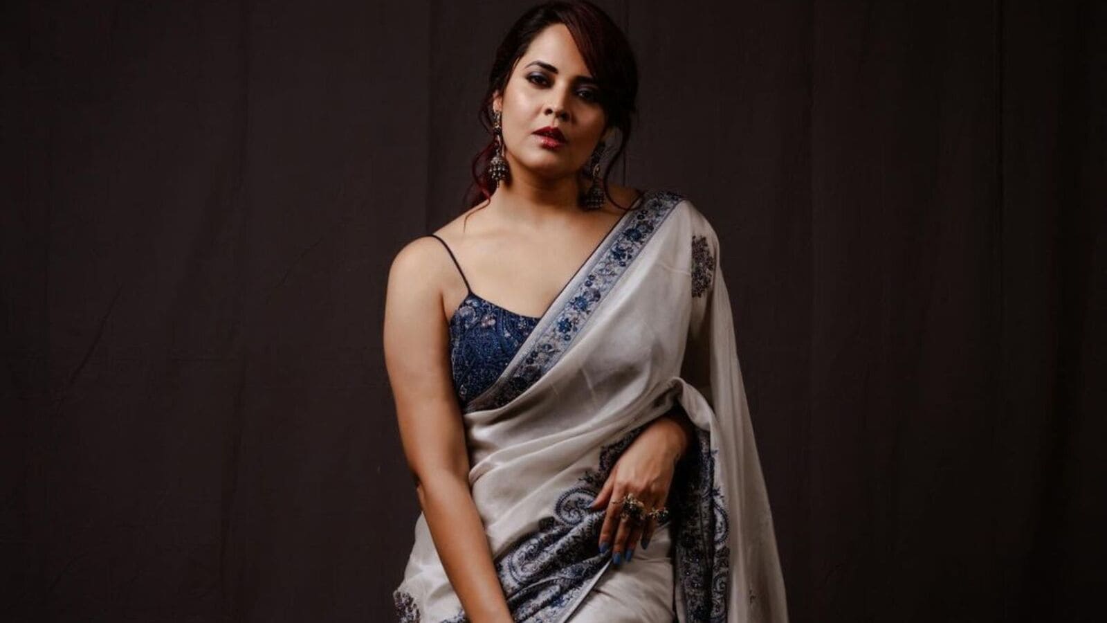 చెప్పు తెగుద్ది.. కొట్టమన్న కొడతాను.. స్టేజీపైనే అనసూయ వార్నింగ్.. మీ తల్లి, చెల్లిని ఇలాగే అంటారా అంటున్న వీడియో వైరల్