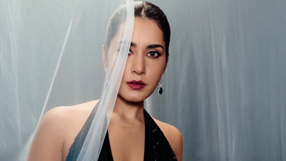 <p>కెరీర్ ప్రారంభంలో బబ్లీ గర్ల్‌లా బొద్దుగా ఉన్న రాశి ఖన్నా ఊహలు గుసగుసలాడే సినిమా కంటే ముందుగా, నాగ చైతన్య, సమంత, నాగార్జునల మనం సినిమాలో కెమియో రోల్ ప్లే చేసింది. ఇందులో చైకి లవర్‌గా యాక్ట్ చేసింది.</p>(Instagram/Rashi Khanna)