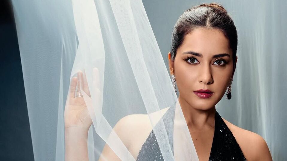 <p>ఇకపోతే 12 ఏళ్లుగా హీరోయిన్‌గా రాణిస్తోన్న రాశి ఖన్నా నిజానికి ఐఏఎస్ చదివి కలెక్టర్ అవ్వాలని కలలు కందట. కానీ, ఊహించని విధంగా హీరోయిన్‌ అయ్యానని ఓ ఇంటర్వ్యూలో తెలిపింది రాశి ఖన్నా.</p>(Instagram/Rashi Khanna)