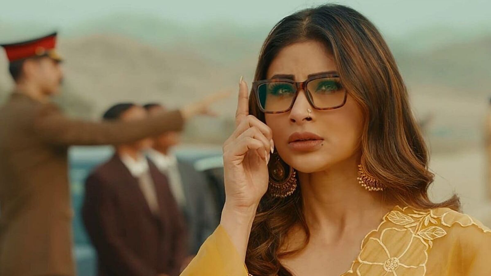 థ్రిల్లర్ తో వస్తున్న హాట్ బ్యూటీ.. అంతకంటే ముందు ఓటీటీలో బోల్డ్ భామ మౌనీ రాయ్ సినిమాలపై ఓ లుక్కేయండి