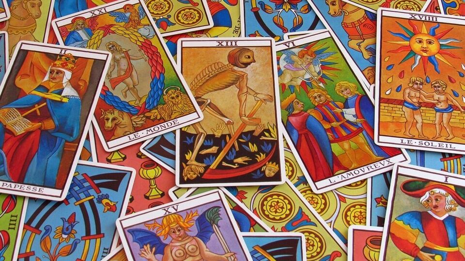 <p>మిథున రాశి: మిథున రాశి జాతకులు ఈ వారం ఓపిగ్గా పనిచేయవలసి ఉంటుంది. పని వల్ల మానసిక ఒత్తిడి ఎక్కువగా ఉంటుంది. మీ దృక్పథాన్ని మార్చుకోవాలి. మీరు మీ దృక్పథాన్ని మార్చుకుంటే, కుటుంబం, పనిప్రాంతంలో పరిస్థితి మీకు అనుకూలంగా ఉంటుంది. మీరు ఈ వారం కొన్ని దూర ప్రయాణాలు చేయవలసి ఉంటుంది. ఈ వారం మీ ఆరోగ్యం పట్ల శ్రద్ధ వహించండి. మీ ఆహారపు అలవాట్లపై ప్రత్యేక శ్రద్ధ తీసుకోవడానికి ప్రయత్నించండి.</p>