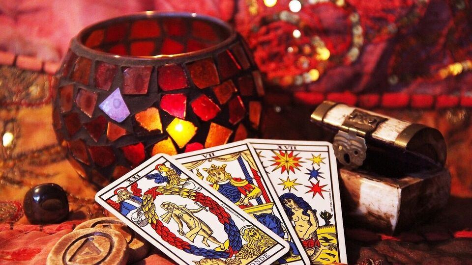 <p>కర్కాటక రాశి: ఆగస్టు వారం కర్కాటక రాశి వారికి ఎంతో ప్రయోజనకరంగా ఉంటుంది. ఎందుకంటే ఈ వారం మీరు పెండింగ్ పనులు పూర్తి చేస్తారు. ఈ వారం పని ప్రాంతంలో మీ కృషికి ప్రశంసలు లభిస్తాయి. ఆఫీసు లేదా వ్యాపారంలో సహోద్యోగుల నుంచి మద్దతు లభిస్తుంది. మీరు మీ కుటుంబం, స్నేహితులతో సమయాన్ని గడుపుతారు, ఇది మీ మనస్సును సంతోషపరుస్తుంది. ప్రేమ సంబంధాలలో చిన్న చిన్న ఆనందాలు హృదయానికి శాంతినిస్తాయి.</p>