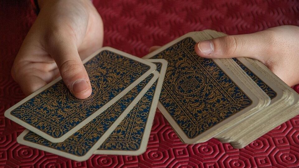 <p>సింహ రాశి : సింహ రాశి జాతకులు ఈ వారం తమ పిల్లల ఆరోగ్యం పట్ల శ్రద్ధ వహించాలి. ఏ సీజనల్ వ్యాధి అయినా మిమ్మల్ని ఇబ్బందులకు గురిచేస్తుంది. కాబట్టి, మారుతున్న వాతావరణంలో ఆహారం పట్ల ప్రత్యేక శ్రద్ధ వహించండి. ఆర్థిక విషయాల్లో మీ నిర్ణయాలు ఆలోచింపజేయాలని, ఎవరికీ అప్పు ఇవ్వవద్దని సూచించారు. అప్పులు ఇవ్వడం మానుకోండి. ప్రేమ జీవితంలో ఓపెన్ రిలేషన్స్ మెయింటైన్ చేయండి.</p>