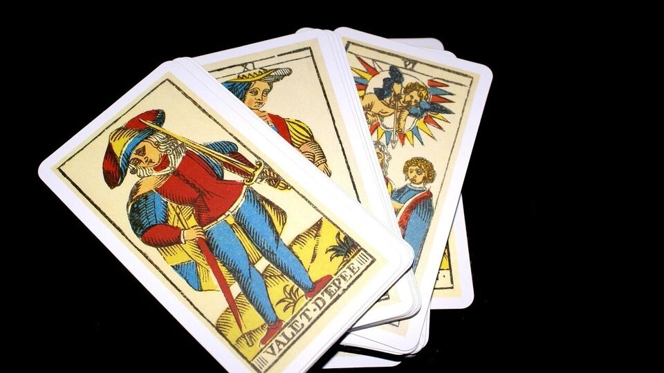 <p>తులా రాశి: ఈ వారం తులా రాశి వారికి ఆర్థికంగా ఎంతో శుభదాయకంగా ఉంటుంది. ఈ వారం మీరు మీ వృత్తి, సంపాదనను పెంచుకోవడానికి కొత్త మార్గాలను చూస్తారు. అలాగే, ఈ రోజు మీరు మీ కృషికి పూర్తి ఫలితాలను పొందుతారు. తీరని పాత కోరికలు కూడా నెరవేరుతాయి. అలాగే, ఈ వారం మీ పాత ఆరోగ్య సంబంధిత సమస్యలు పరిష్కరించబడతాయి. కుటుంబంలో శుభకార్యం జరుగుతుంది.</p>