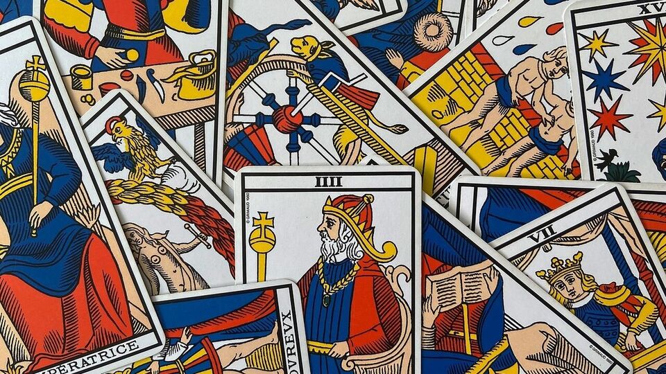 <p>ధనుస్సు రాశి: టారోట్ జ్యోతిష్య రీత్యా ఈ వారం ధనుస్సు రాశి వారికి అదృష్టంగా ఉంటుంది. ఈ వారం మీ అదృష్టానికి తలుపులు తెరుచుకుంటాయి. మూసివేసిన పనులు ఊపందుకుని ఆర్థిక ప్రయోజనాలు పొందుతారు. ఉద్యోగస్తులకు కార్యాలయంలో గౌరవం లభిస్తుంది. ఇది మీ ఖ్యాతిని పెంచుతుంది. ప్రేమ జీవితంలో మాట్లాడటం మీ సంబంధాన్ని బలోపేతం చేస్తుంది. మీ శక్తిని సరైన దిశలో ఉపయోగించండి.</p>