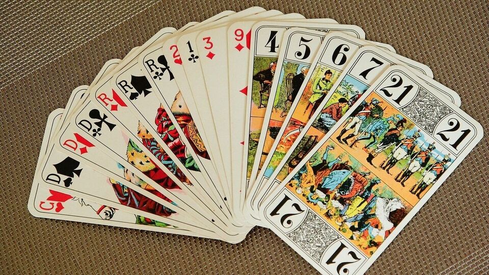 <p>మీన రాశి: టారోట్ జ్యోతిష్యం ప్రకారం, మీన రాశి వారు కొత్త పనులు ప్రారంభించడానికి ఆగస్టు మొదటి వారం చాలా అనుకూలంగా ఉంటుంది. అయితే, తొందరపాటుకు దూరంగా ఉండండి. వ్యాపారస్తులకు రోజు సాధారణంగా ఉంటుంది. ఆస్తి లేదా భవన నిర్మాణానికి సంబంధించిన పనులలో విజయం సాధిస్తారు. ఇతరులను వెంటనే నమ్మవద్దు. జీవిత భాగస్వామి నుంచి ఆర్థిక ప్రయోజనాలు పొందుతారు. కుటుంబంలో సంతోషం పెరుగుతుంది.</p>