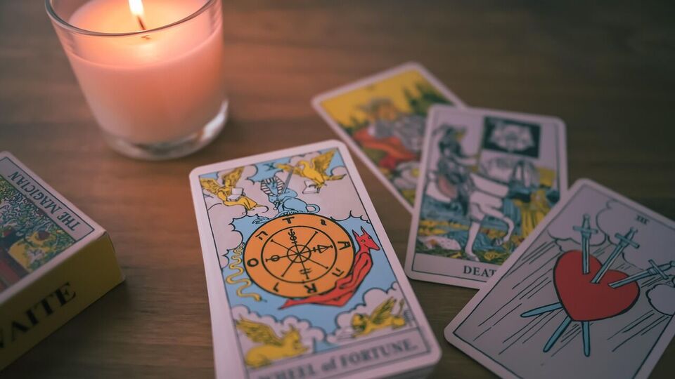 <p>కుంభ రాశి: టారోట్ కార్డుల జ్యోతిష్యం ప్రకారం కుంభ రాశి జాతకులు ఈ వారం పని, కుటుంబాన్ని బ్యాలెన్స్ చేయాల్సి ఉంటుంది. అయితే ఆరోగ్యం విషయంలో కాస్త జాగ్రత్తగా ఉండండి. మీరు మీ కెరీర్లో కొత్త ఉద్యోగాన్ని ప్రారంభించాలని ఆలోచిస్తుంటే, ఈ వారం మీకు మంచిది. మీ తల్లిదండ్రులతో కలిసి మతపరమైన పర్యటనకు వెళ్ళే అవకాశం లభిస్తుంది.</p>