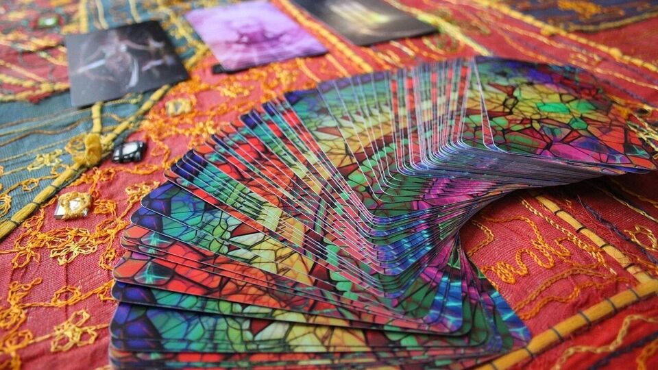 <p>మేష రాశి: టారోట్ కార్డు ప్రకారం, ఈ ఆగస్టు వారం మేష రాశి జాతకులు వారి జ్ఞానం, విశ్వాసాన్ని పెంచుకుంటారు. అయితే వారం ప్రారంభంలో కొన్ని ఆటంకాలు ఎదురవుతాయి. అయితే, ఈ రోజు, మీ తెలివితేటలు ప్రతి కష్టమైన పనిని సులభతరం చేస్తాయి. ఈ రోజు అదృష్టం మీకు అనుకూలంగా కొత్త అవకాశాలను తెస్తుంది. అయితే, మీరు మీ ఖర్చులను నియంత్రించుకోవాలి. ఈ వారం, మీ ప్రేమ జీవితంలో మాధుర్యం, సాన్నిహిత్యం పెరుగుతుంది, ఇది మనస్సును సంతోషంగా ఉంచుతుంది.</p>