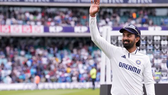 టీమిండియా తరఫున అండర్సన్-టెండూల్కర్ ట్రోఫీలో అత్యధిక పరుగులు చేసిన రెండో ఆటగాడిగా కేఎల్ రాహుల్ నిలిచాడు. 5 మ్యాచ్ లు 10 ఇన్నింగ్స్ లో 2 సెంచరీలు, 2 హాఫ్ సెంచరీలతో కలిపి మొత్తం 532 పరుగులు చేశాడు.