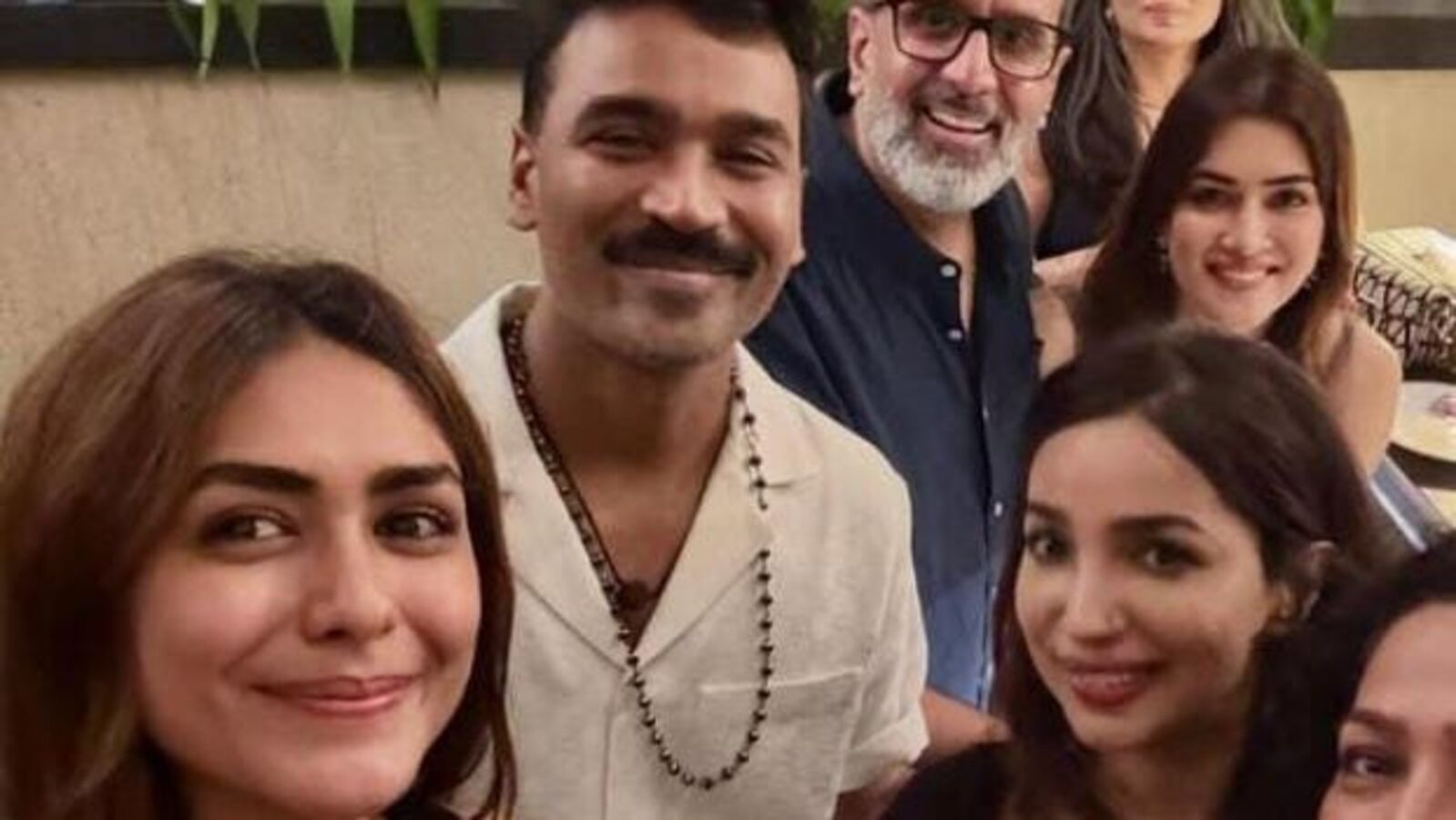 ధ‌నుష్‌, మృణాల్ మధ్య ఏం జరుగుతోంది? డేటింగ్‌లో ఉన్నారంటూ సోష‌ల్ మీడియాలో ర‌చ్చ‌.. పార్టీలు, ప్రీమియర్లలో కలిసే!