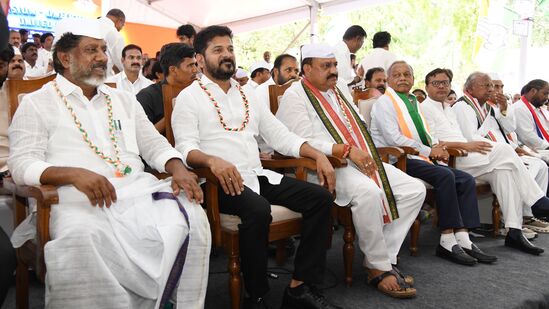 బీసీ రిజర్వేషన్లపై ఢిల్లీలో ధర్నా : బిల్లును ఆమోదించే వరకు మా పోరాటం ఆగదు - సీఎం రేవంత్ రెడ్డి-telangana congress protest for 42 percent bc quota at jantar mantar in delhi ...