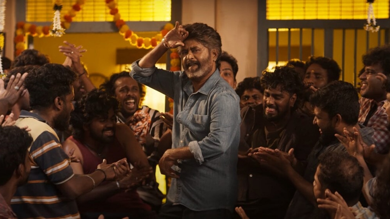 కూలీ టికెట్ల కోసం ఎలా ఎగబడ్డారో చూడండి.. గంటల్లోనే 2 లక్షల టికెట్లు అమ్ముడైపోయాయి.. సూపర్ స్టార్ క్రేజ్ మామూలుగా లేదు