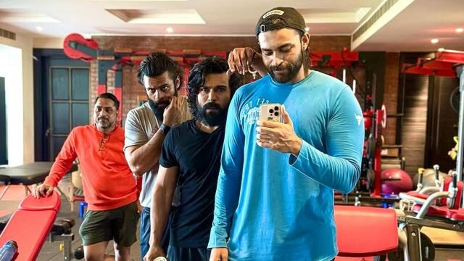 మెగా పిక్.. ఒకే ఫ్రేమ్ లో ముగ్గురు మెగా ఫ్యామిలీ హీరోలు.. వైరల్ ఫొటోకు లైక్ కొట్టిన రామ్ చరణ్ వైఫ్