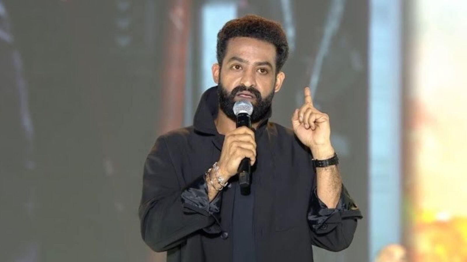 ఆయన ఎన్ని నిద్ర లేని రాత్రులు గడిపారో నాకు తెలుసు.. ఇండియాలో రీప్లేస్ చేయని వ్యక్తి అతను.. జూనియర్ ఎన్టీఆర్ కామెంట్స్