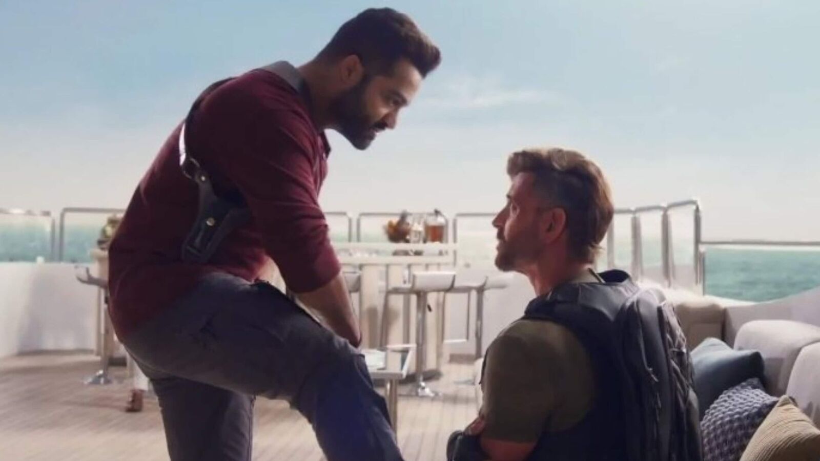 వార్ 2 ట్విటర్ రివ్యూ- ఎన్టీఆర్ డామినేషన్, హృతిక్ రోషన్ యాక్టింగ్ ట్విస్ట్- తారక్ బాలీవుడ్ ఎంట్రీ మూవీకి పాజిటివ్ టాక్