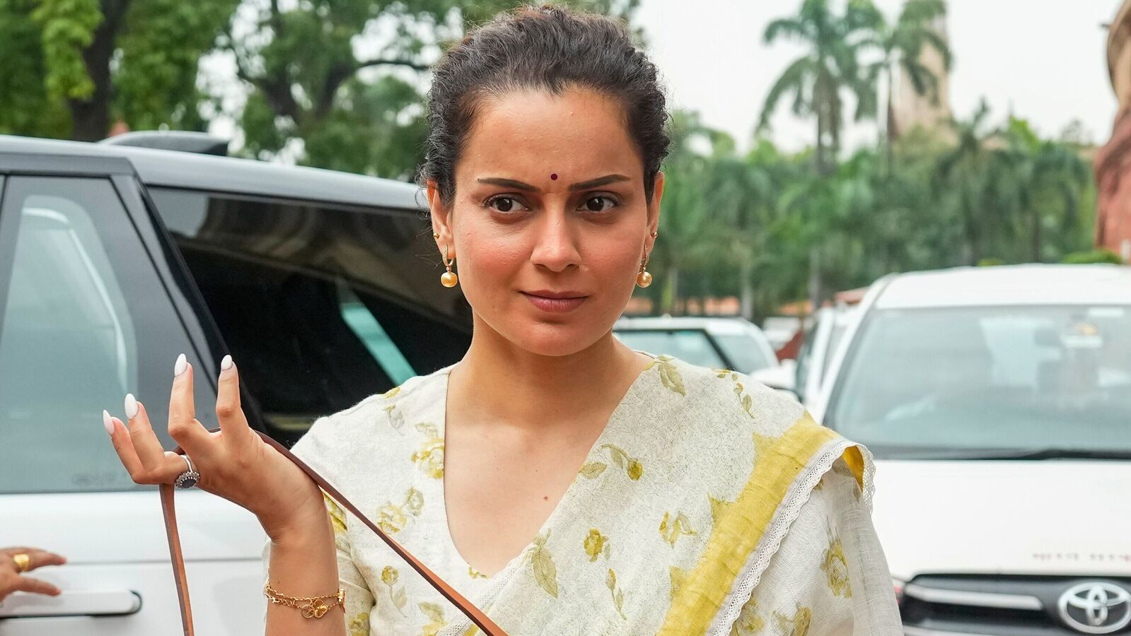 ఆ హీరోలందరూ మర్యాద తెలియని వాళ్లే.. నన్ను చాలా ఇబ్బందులు పెట్టారు.. నేను ఆ హీరోయిన్లలాగా కాదు: కంగనా రనౌత్