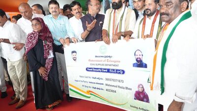 <p>త్వరలోనే అందించబోయే స్మార్ట్ రేషన్ కార్డులు గతంలో కంటే భిన్నంగా ఉండనున్నాయి. కొత్త కార్డులపై కుటుంబ పెద్ద పేరు మినహా ఎవరి ఫొటోలు ఉండే అవకాశం లేదు. ఏటీఎమ్ కార్డు సైజులో ఉంటుందని తెలుస్తోంది.</p> <p>త్వరలోనే అందించబోయే స్మార్ట్ రేషన్ కార్డులు గతంలో కంటే భిన్నంగా ఉండనున్నాయి. కొత్త కార్డులపై కుటుంబ పెద్ద పేరు మినహా ఎవరి ఫొటోలు ఉండే అవకాశం లేదు. ఏటీఎమ్ కార్డు సైజులో ఉంటుందని తెలుస్తోంది.</p>