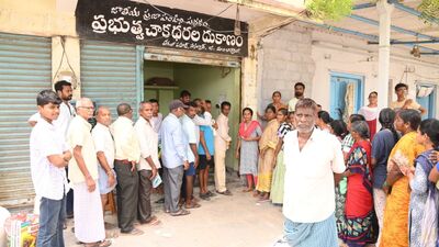 <p>నిజానికి కొత్త రేషన్ కార్డులు స్మార్ట్ కార్డుల రూపంలోనే ఇవ్వాలని సర్కార్ నిర్ణయించింది.</p><p>కొత్త కార్డులతో పాటు, ఇప్పటికే ఉన్న కార్డుల స్థానంలో క్యూఆర్ కోడ్తో ఉన్న స్మార్ట్ రేషన్కార్డులను అందించే దిశగా పౌరసరఫరాల శాఖ కసరత్తు చేస్తోంది. అయితే ఈ ప్రక్రియ ఆలస్యం కావటంతో… ప్రస్తుతం పత్రాల రూపంలోనే అందజేస్తోంది.</p> <p>నిజానికి కొత్త రేషన్ కార్డులు స్మార్ట్ కార్డుల రూపంలోనే ఇవ్వాలని సర్కార్ నిర్ణయించింది.</p><p>కొత్త కార్డులతో పాటు, ఇప్పటికే ఉన్న కార్డుల స్థానంలో క్యూఆర్ కోడ్తో ఉన్న స్మార్ట్ రేషన్కార్డులను అందించే దిశగా పౌరసరఫరాల శాఖ కసరత్తు చేస్తోంది. అయితే ఈ ప్రక్రియ ఆలస్యం కావటంతో… ప్రస్తుతం పత్రాల రూపంలోనే అందజేస్తోంది.</p>