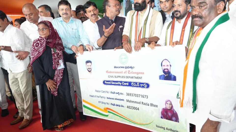 <p>త్వరలోనే అందించబోయే స్మార్ట్ రేషన్‌ కార్డులు గతంలో కంటే భిన్నంగా ఉండనున్నాయి. కొత్త కార్డులపై కుటుంబ పెద్ద పేరు మినహా ఎవరి ఫొటోలు ఉండే అవకాశం లేదు. ఏటీఎమ్‌ కార్డు సైజులో ఉంటుందని తెలుస్తోంది.</p>
