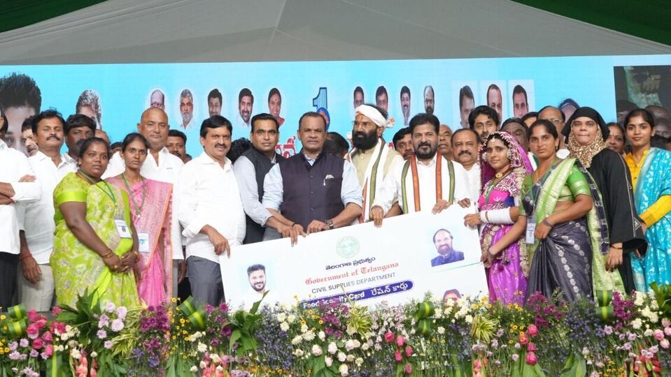 <p>ఆరు గ్యారెంటీల చిహ్నంతో పాటు 'అందరికీ సన్న బియ్యం ప్రజా ప్రభుత్వంతోనే సాధ్యం' అనే నినాదం ముద్రించి ఉంటుంది. వచ్చే నెల నుంచి వీటిని రేషన్ లబ్ధిదారులకు అందజేసే దిశగా సర్కార్ అడుగులు వేస్తున్నట్లు సమాచారం.</p>
