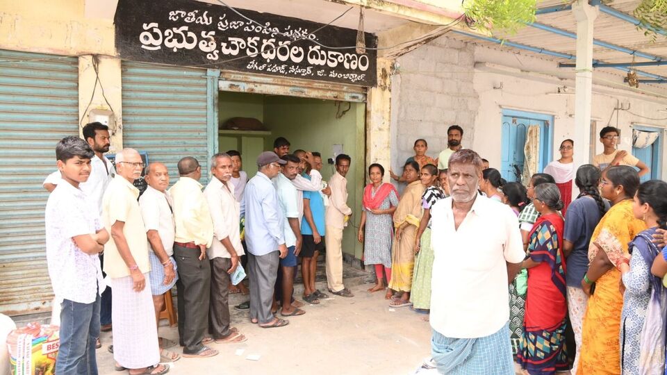 <p>నిజానికి కొత్త రేషన్ కార్డులు స్మార్ట్ కార్డుల రూపంలోనే ఇవ్వాలని సర్కార్ నిర్ణయించింది.</p><p>కొత్త కార్డులతో పాటు, ఇప్పటికే ఉన్న కార్డుల స్థానంలో క్యూఆర్‌ కోడ్‌తో ఉన్న స్మార్ట్‌ రేషన్‌కార్డులను అందించే దిశగా పౌరసరఫరాల శాఖ కసరత్తు చేస్తోంది. అయితే ఈ ప్రక్రియ ఆలస్యం కావటంతో… ప్రస్తుతం పత్రాల రూపంలోనే అందజేస్తోంది.</p>
