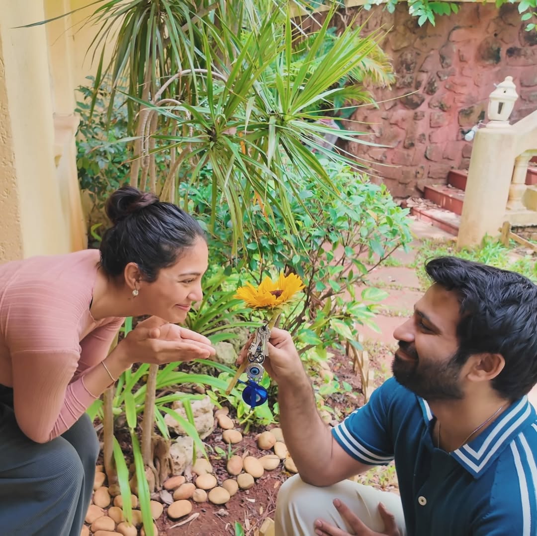 ఇటీవల టీవీ షో జడ్జ్ అర్చన కుమారుడు ఆర్యమన్ సేథీ తన గర్ల్‌ఫ్రెండ్, బాలీవుడ్ హీరోయిన్ యోగితా బిహానీతో నిశ్చితార్థం చేసుకున్నాడు. ఈ అందమైన క్షణాన్ని చూసి అర్చన కన్నీళ్లు ఆపుకోలేక భావోద్వేగానికి గురయ్యారు.