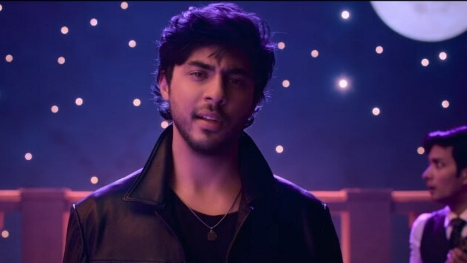 షారుక్ ఖాన్ కొడుకు హీరోగా ఎంట్రీ.. అతనే డైరెక్టర్ గా రొమాంటిక్ వెబ్ సిరీస్..సంచలన టైటిల్.. ఏ ఓటీటీలో స్ట్రీమింగ్ అంటే?