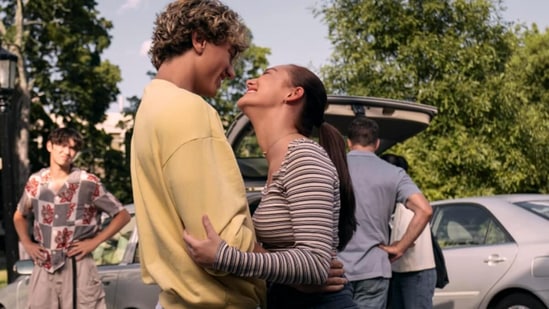 రొమాంటిక్ డ్రామా వెబ్ సిరీస్ ది సమ్మర్ ఐ టర్న్ ప్రెటీ. ఇది ప్రైమ్ వీడియోలో టాప్ 6 ఓటీటీ ట్రెండింగ్‌లో ఉంది. అమెరికన్ రొమాంటిక్ డ్రామా సిరీస్‌లో మొత్తం మూడు సీజన్లు ఉన్నాయి. ఈ సిరీస్‌కు ఐఎండీబీ రేటింగ్ 7.3గా ఉంది. ఇది తెలుగులో కూడా స్ట్రీమింగ్ అవుతోంది.