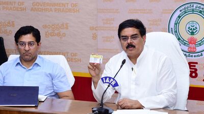 <p> అయితే 65 సంవత్సరాలు పైబడిన వృద్దులకు, ప్రభుత్వం పింఛన్లు పొందే దివ్యాంగులకు 26 నుండి 30 వ తేదీ వరకు వారి ఇంటి వద్దే రేషన్ సరుకులను పంపిణీ చేస్తారు.</p> <p> అయితే 65 సంవత్సరాలు పైబడిన వృద్దులకు, ప్రభుత్వం పింఛన్లు పొందే దివ్యాంగులకు 26 నుండి 30 వ తేదీ వరకు వారి ఇంటి వద్దే రేషన్ సరుకులను పంపిణీ చేస్తారు.</p>