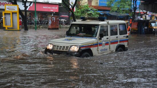 నగరంలో శుక్రవారం నుంచి కురుస్తున్న భారీ వర్షాలతో నీట మునిగిన రహదారులు.. 