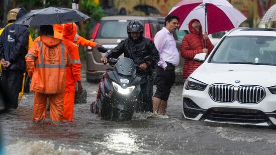 ముంబైలోని దాదర్ లో నీట మునిగిన రహదారి గుండా ప్రయాణం